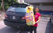 KEGANI GIVING OUT RAYA HAMPER 